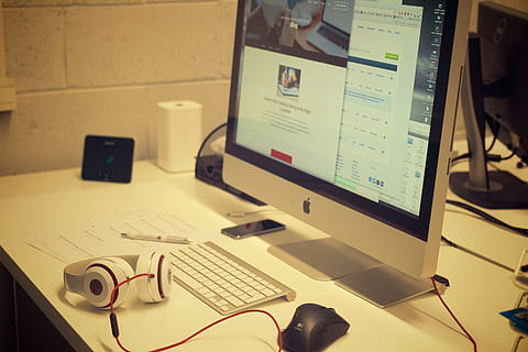 silver Apple iMac, wireless keyboard and Logitech wireless mouse on top of white wooden table HD wallpaper
