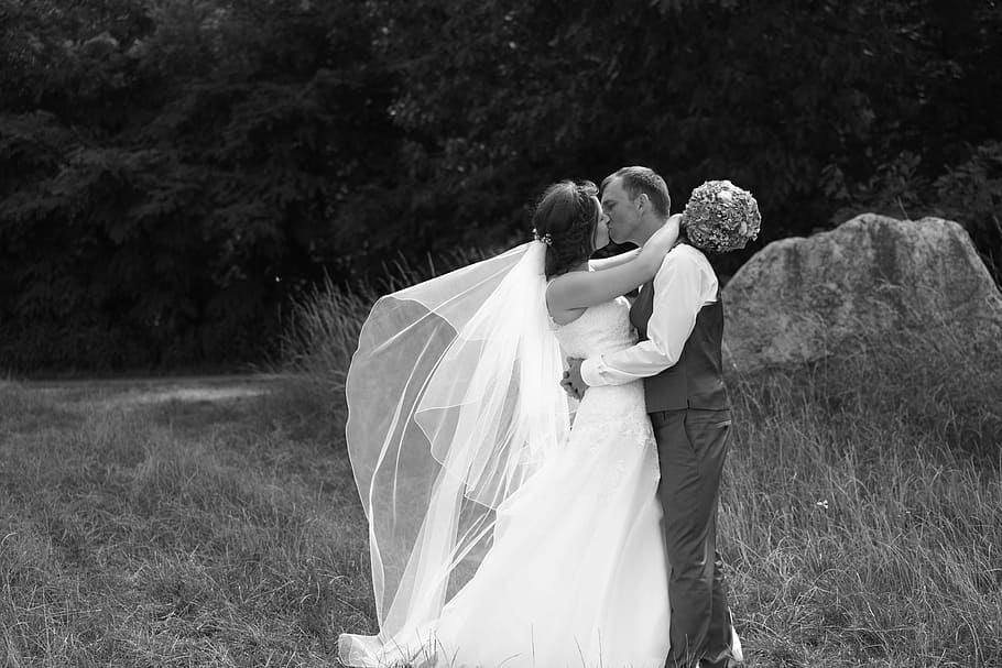 grayscale photo of newly wedding couple kissing, Pair, Love, Flowers, HD wallpaper