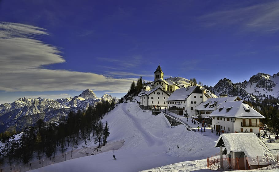 bird's eye view of village during winter, houses on hill covered with snow HD wallpaper