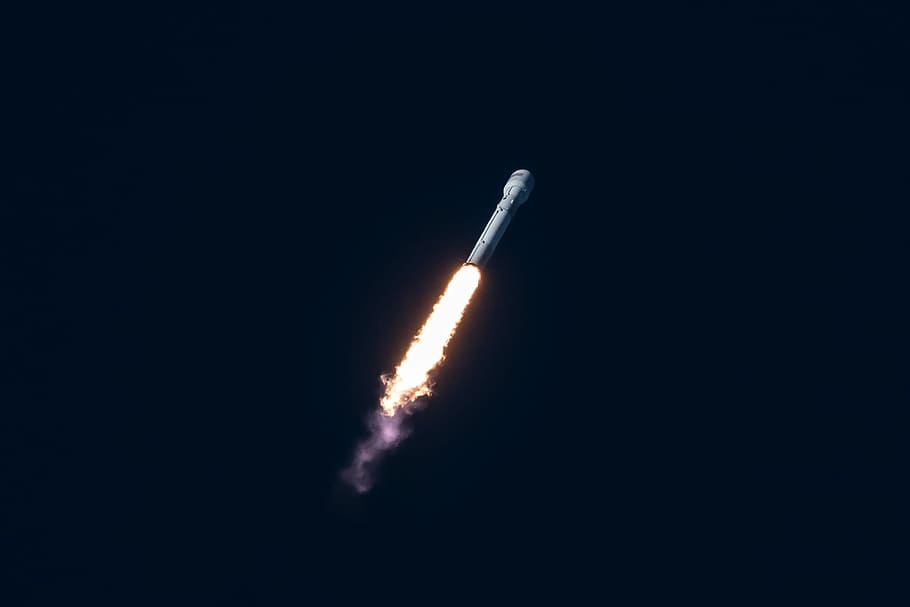 spacecraft flying through the sky, rocket in the sky, firework HD wallpaper