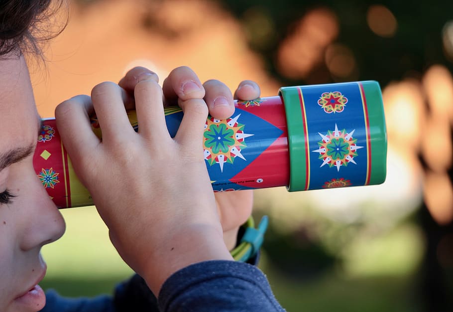 boy holding red and blue scope toy, kaleidoscope, playground, HD wallpaper