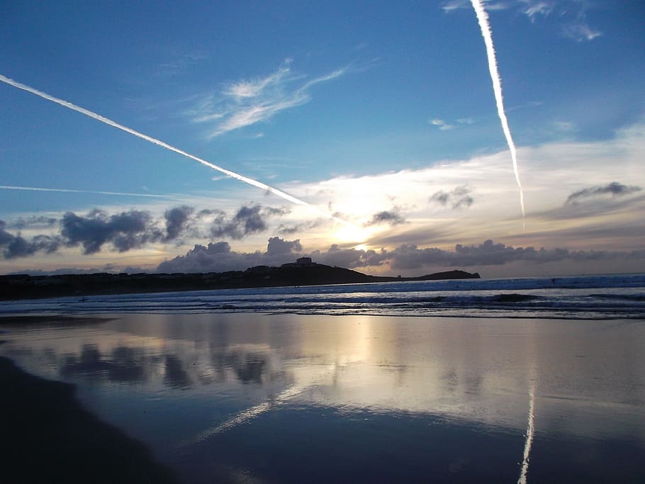 vapour trail, sky, blue, reflection, sea, beach, evening, sunset HD wallpaper