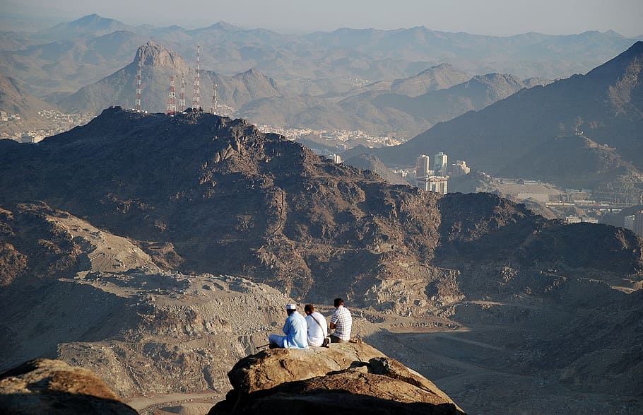 three person sitting of cliff at daytime, view, mountains, sky HD wallpaper