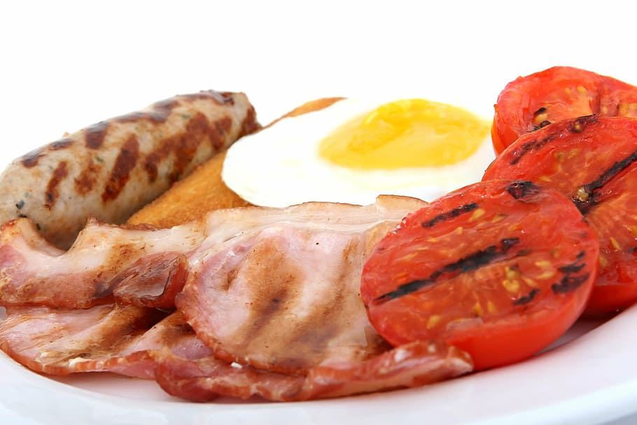 cooked bacon with tomatoes and sausage, bread, breakfast, broiled HD wallpaper