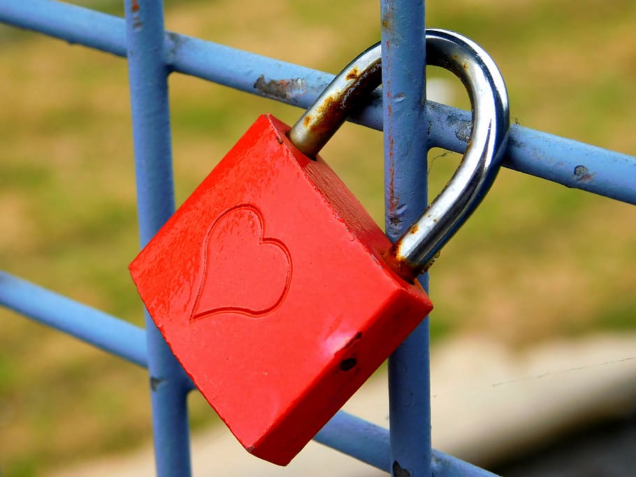 closeup photo of red and gray padlock, love castle, love symbol, HD wallpaper