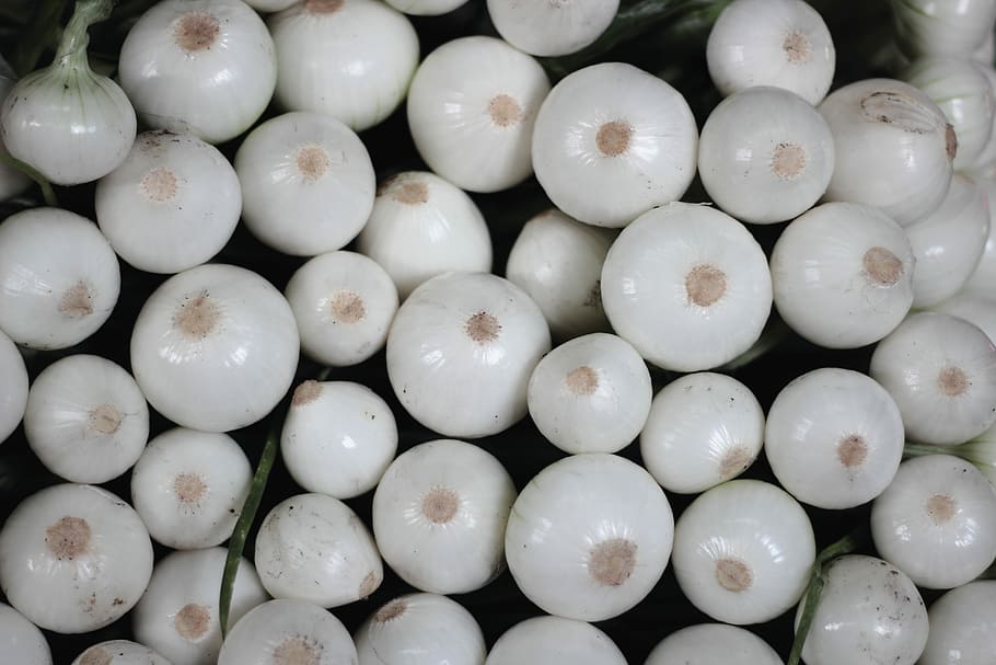 bunch of garlic bulbs, white onions on black surface, vegetable HD wallpaper