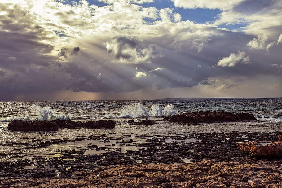 body of water near rock formation, sea, nature, sky, clouds HD wallpaper