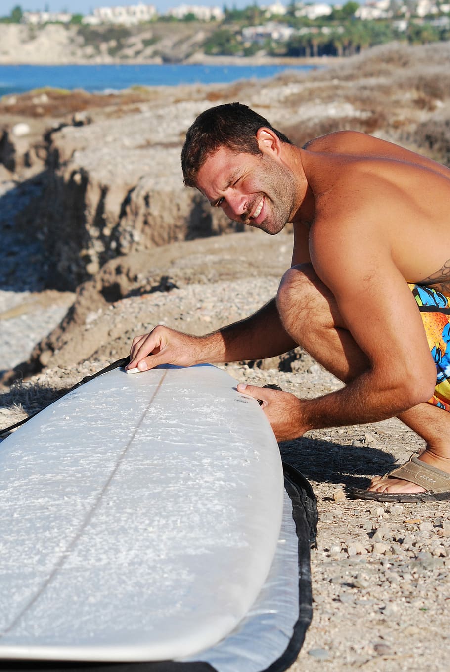 man scraping gray surfboard, man holding white surfboard, male, HD wallpaper