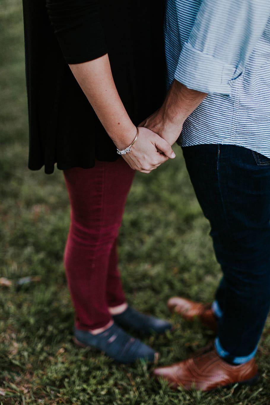 two person holding each other while standing on green grass ground, two person holding hands HD wallpaper