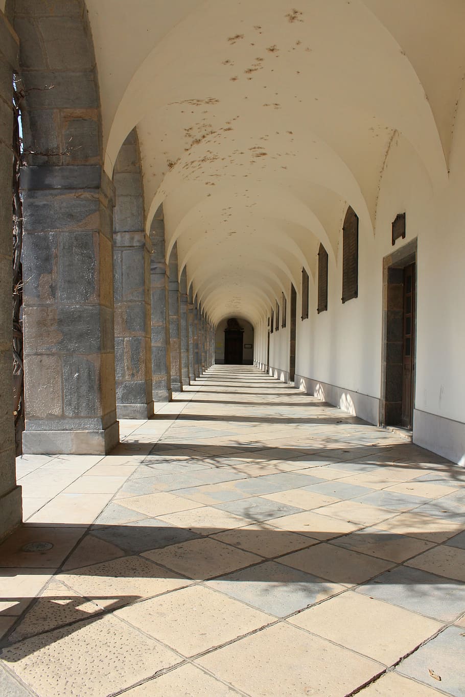 corridor, post, construction, sunshine, outdoor, landscape HD wallpaper