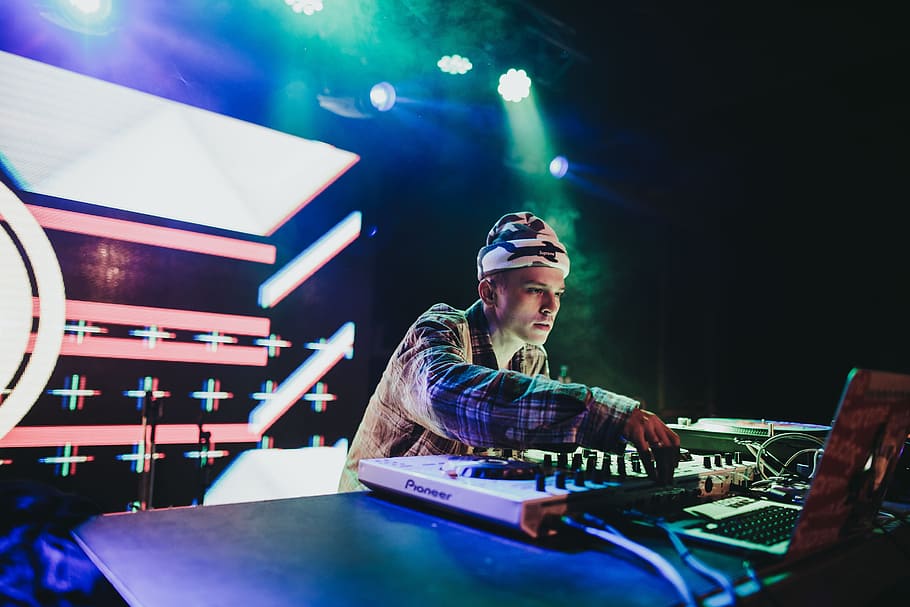 DJ playing DJ turntable, DJ on the stage, Party, Night, music HD wallpaper