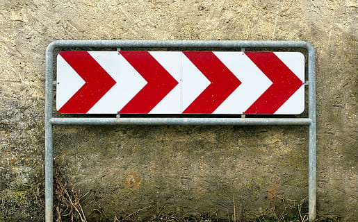 red and white arrow signage beside wall, shade, leittafel, directional panel HD wallpaper