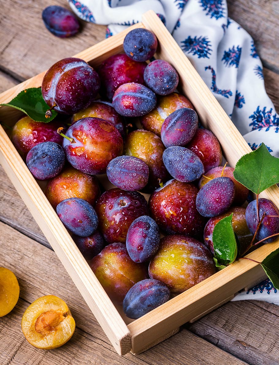 round fruits on brown wooden box, plum, summer, still life HD wallpaper