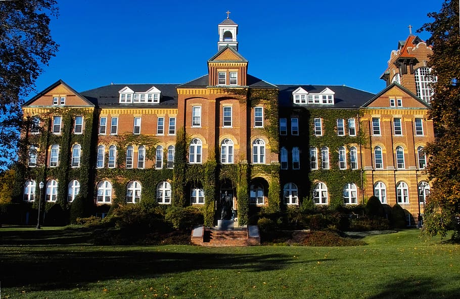 Saint Anselm College in New Hampshire, education, photos, public domain