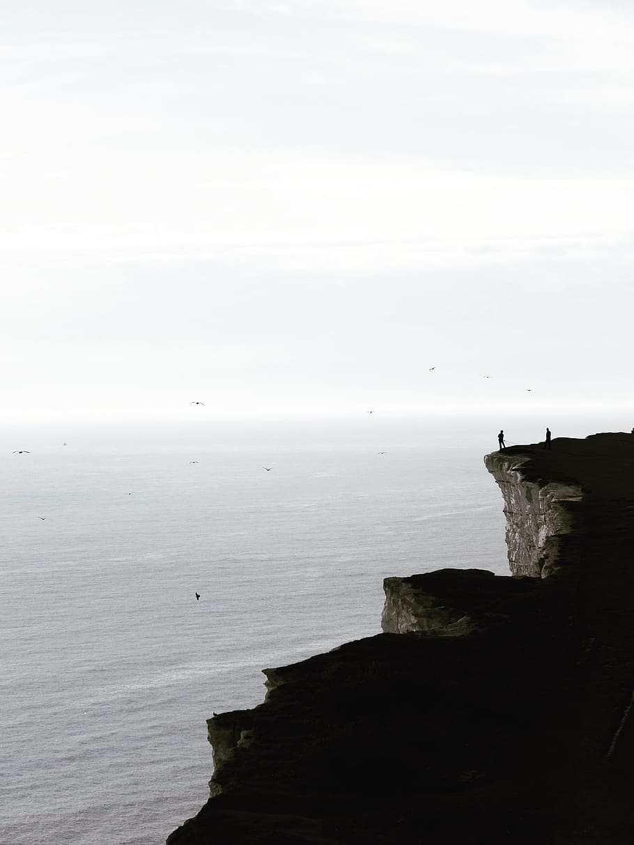 Cliff Edge, two people standing on cliff near body of water, silhouette HD wallpaper