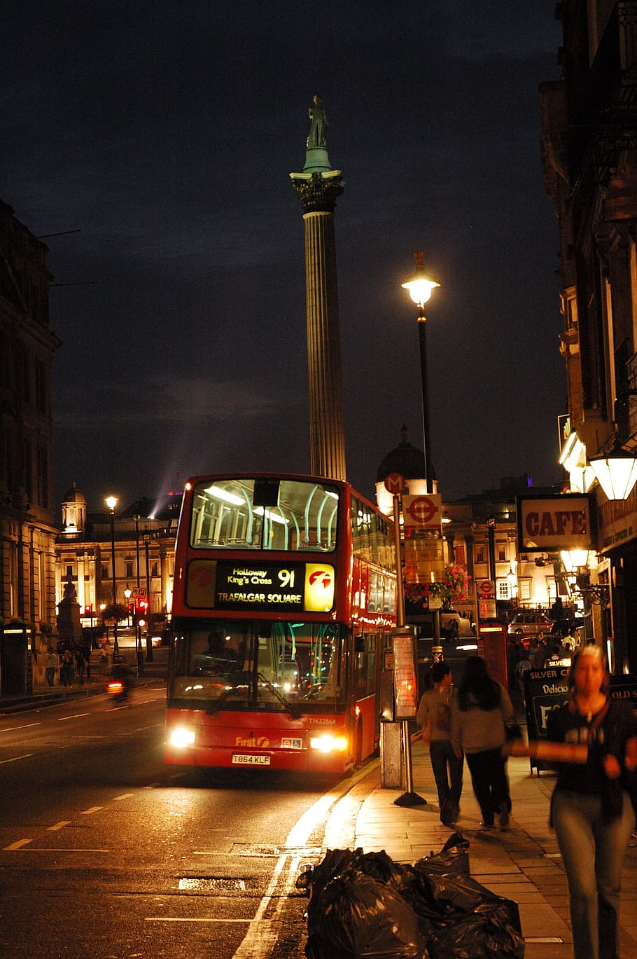 London, Bus, Night, street, urban Scene, people, illuminated HD wallpaper