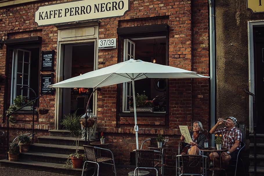 man and woman sitting on Kaffe Perro Negro patio, Kaffe Perro Negro painting HD wallpaper