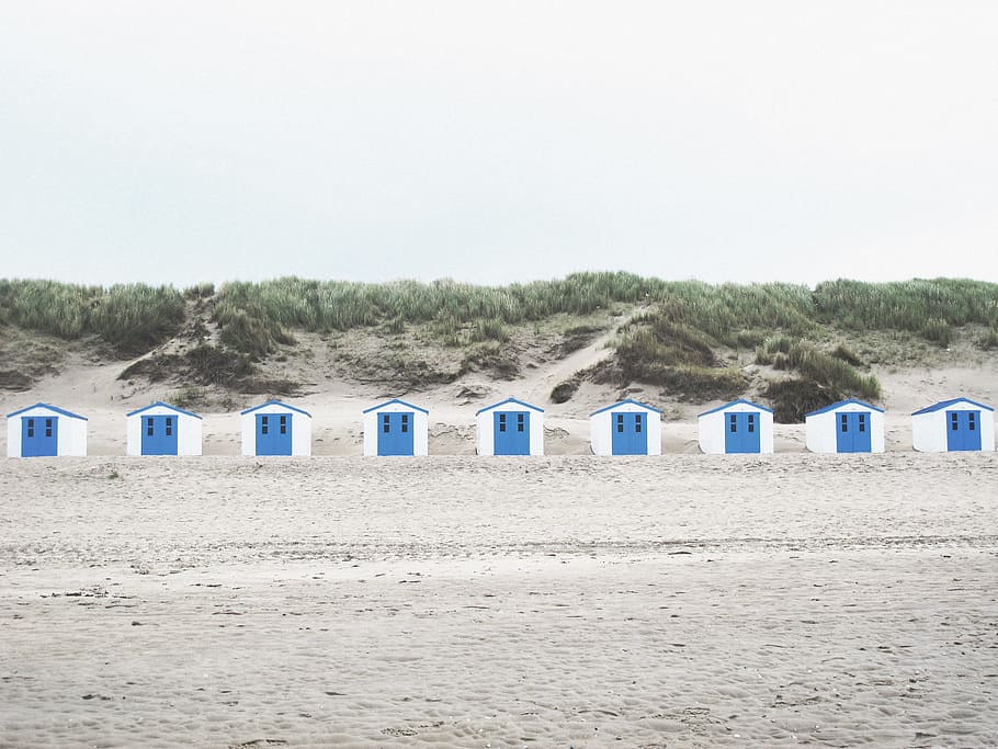 white and blue cabins in the middle of the desert, white-and-blue sheds on seashore HD wallpaper