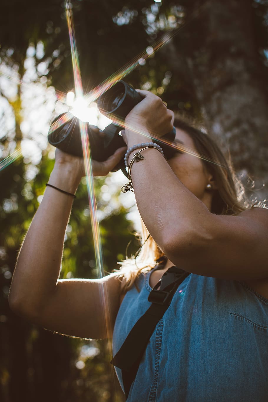 woman using binoculars in forest, woman using black binocular under tree during day time HD wallpaper