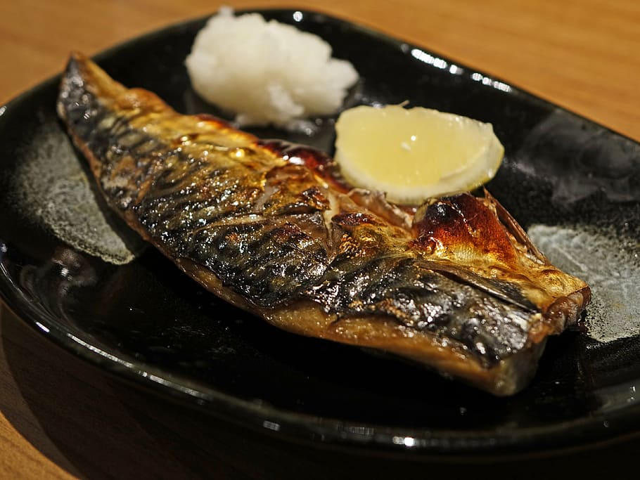 fried fish in black tray, lemon, saba mackerel fish, eat, delicious HD wallpaper