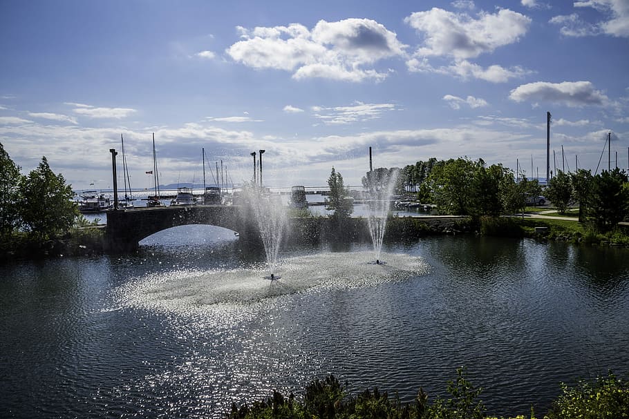 Water Fountains in the Water Garden in Thunder Bay, Ontario, canada HD wallpaper