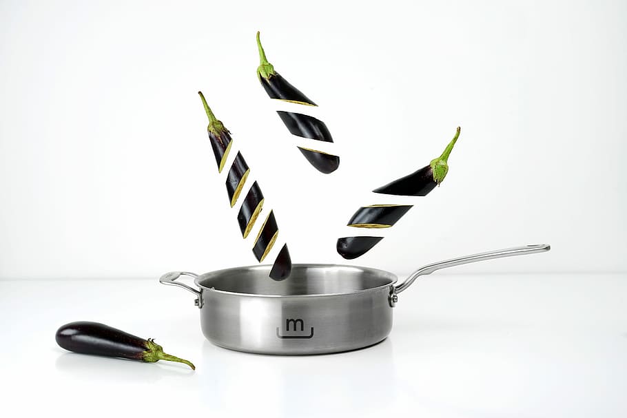 sliced eggplant on grey pan, sliced eggplant and grey stainless steel cooking pot HD wallpaper