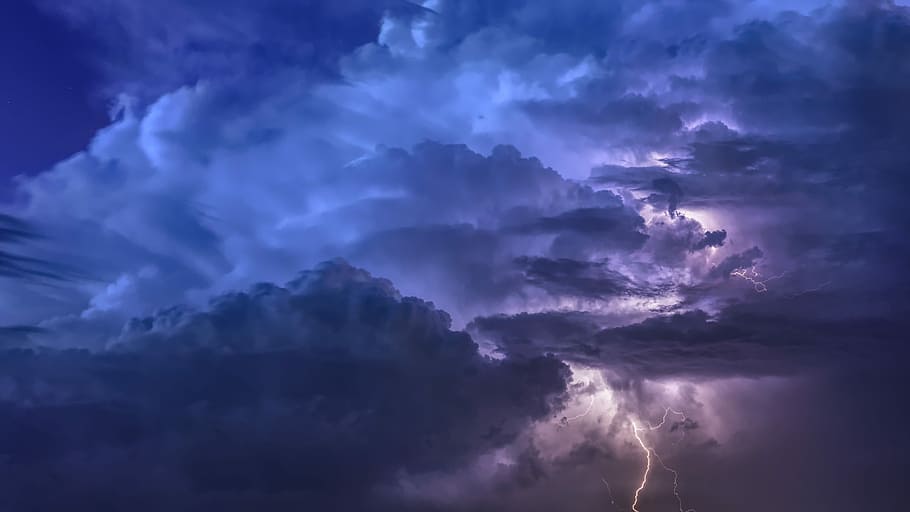 lightning strike under cloudy sky, gray and blue skies with thunder, HD wallpaper