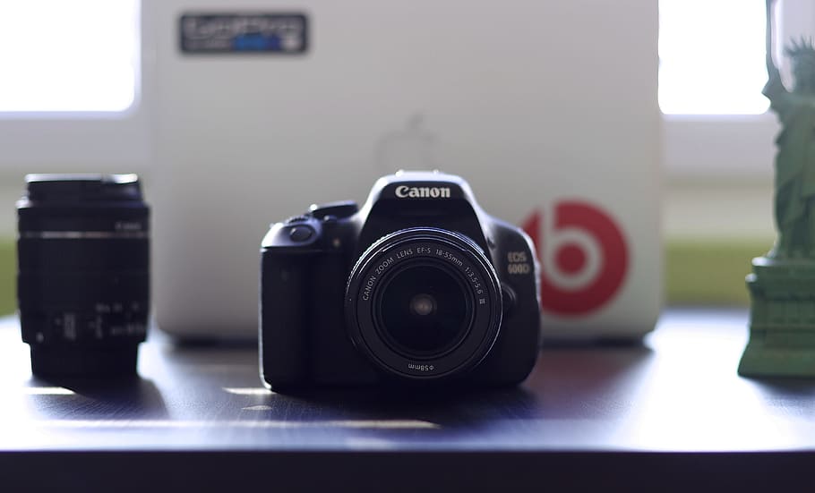 black Canon EOS on table, selective focus photography of black Canon EOS HD wallpaper