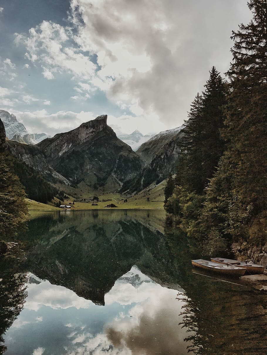 lake surrounded by mountains and trees during daytime, landscape photo of mountains under blue sky HD wallpaper