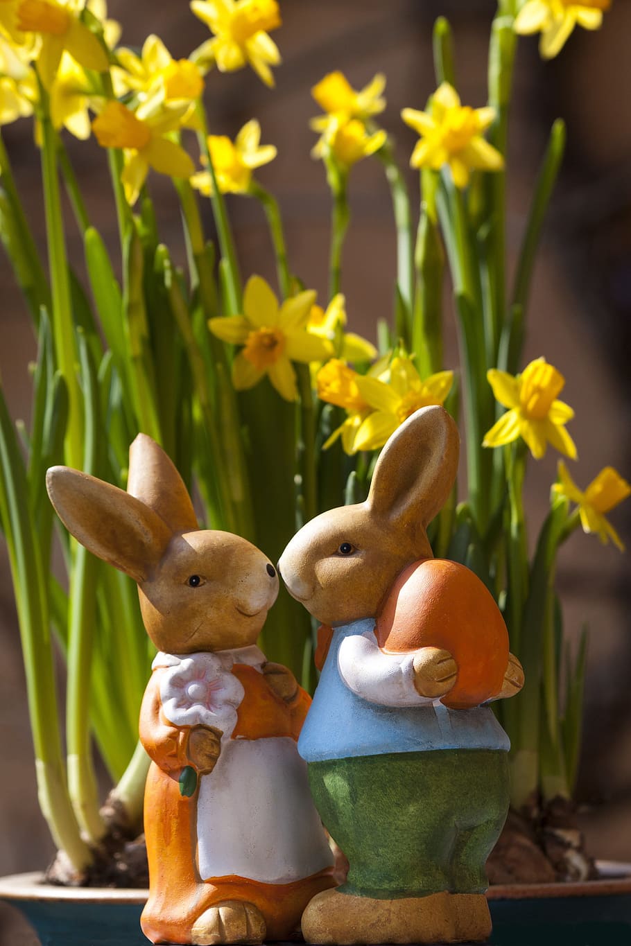 two rabbit figurines near yellow petaled flowers, Easter Bunny HD wallpaper