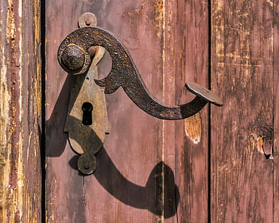 black door lever and keyhole on door, handle, rusty, old, lock HD wallpaper