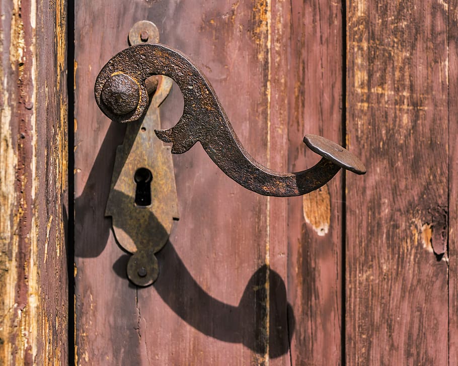 black door lever and keyhole on door, handle, rusty, old, lock HD wallpaper