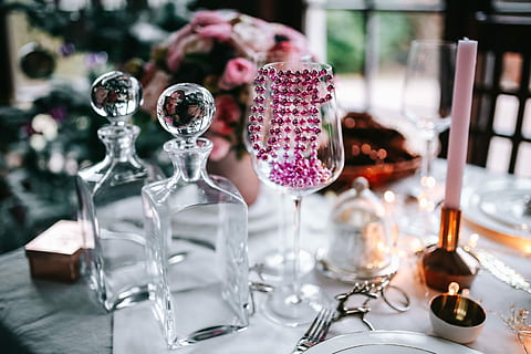 Christmas table decorations, table set, pink, holiday, glamour HD wallpaper