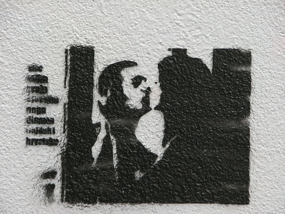 graffiti, black and white, silhouette, kiss, couple, wall, stencil, HD wallpaper
