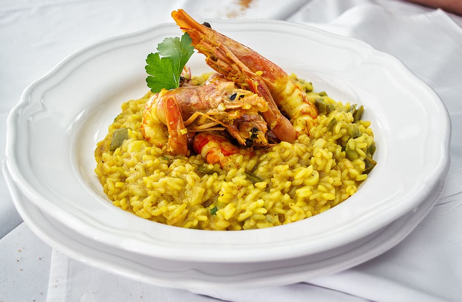 cooked shrimp and rice on plate, food, risotto, saffron, shrimps, HD wallpaper