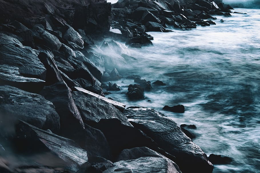 splashing waves on rocks, gray and black rock formations on shoreline HD wallpaper