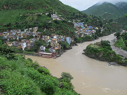 houses near river under white clouds, India, Devprayag, Confluence HD wallpaper