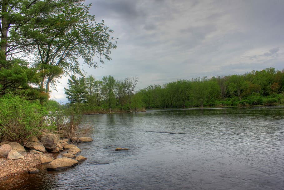 Shoreline on a cloudy day at Council Grounds State Park, Wisconsin, HD wallpaper