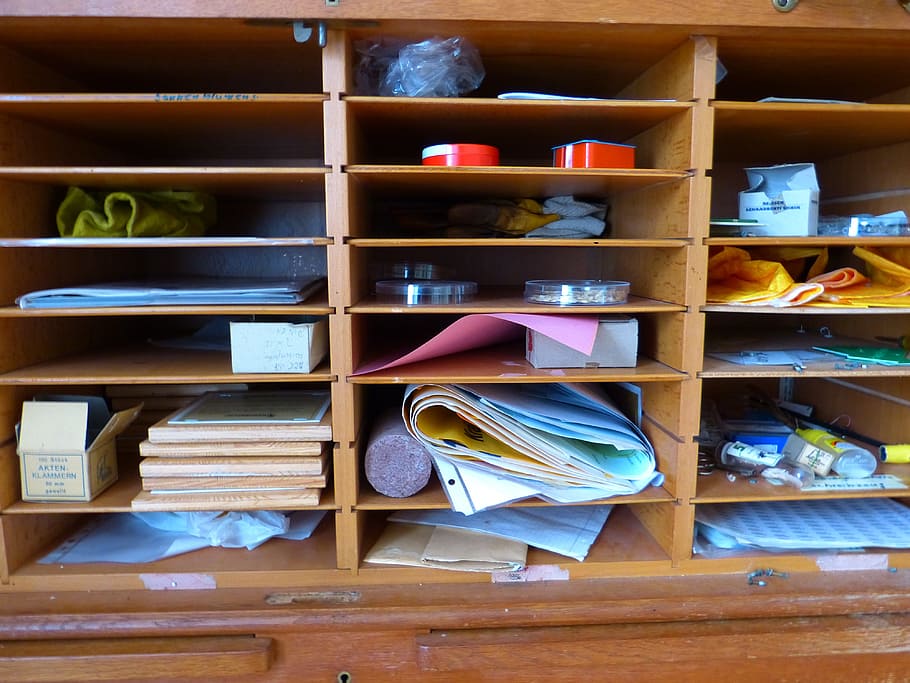 art materials displayed on wooden shelving, Shelf, Drawer, Store HD wallpaper