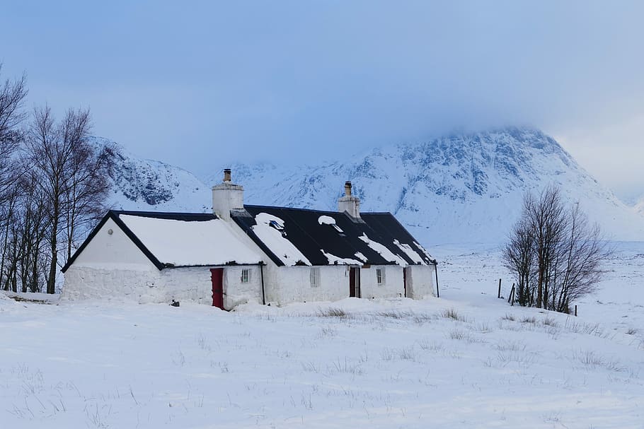 Scotland Glencoe, white and black concrete house, fog, cabin