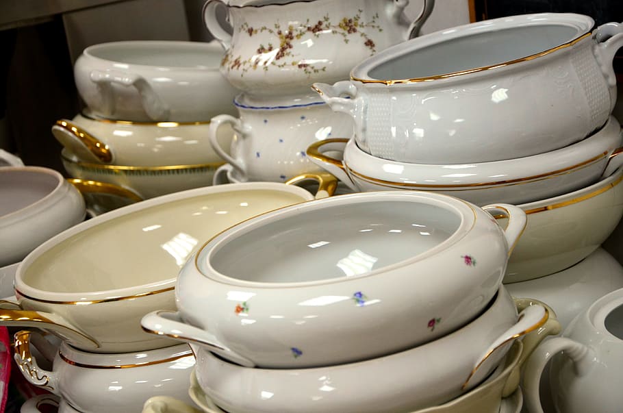 Gold shop trim dishes