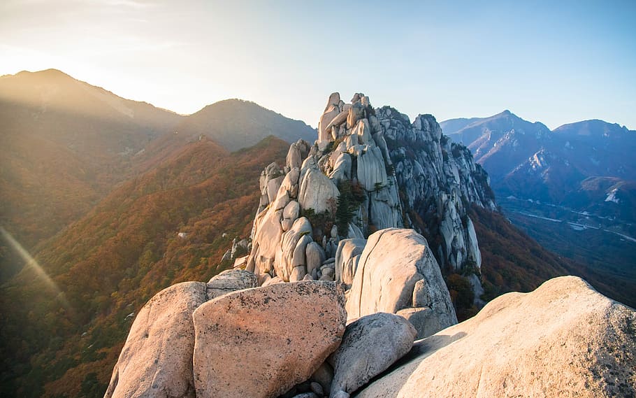 selective focus photography of rock formation near mountain range, gray rock formation HD wallpaper