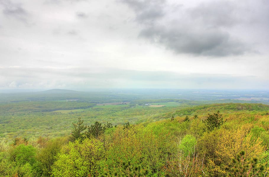View of mountain summit at Rib Mountain State Park, Wisconsin HD wallpaper