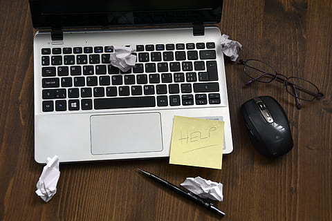 yellow sticky note on gray laptop computer beside black wireless mouse and black framed eyeglasses HD wallpaper