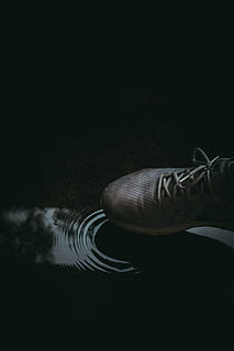 person stepping on water, person step on water, shoe, puddle HD wallpaper