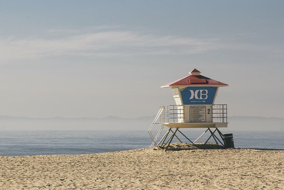 white and blue lifeguard tower on beach shore, red, house, sky HD wallpaper