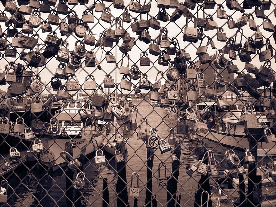 locks, lockets, chainlink, fence, hearts, love, boats, water HD wallpaper