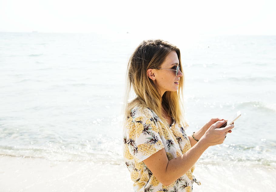 attractive, beach, beautiful, bright, brunette, eyewear, female HD wallpaper
