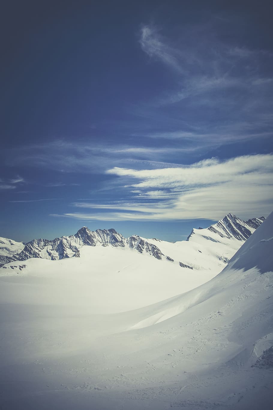 snow covered mountain under blue sky, snow covered mountains under blue cloudy skies HD wallpaper