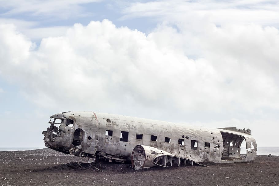 crashed airplane parts during daytime, crashed airplane under white cloudy sky HD wallpaper